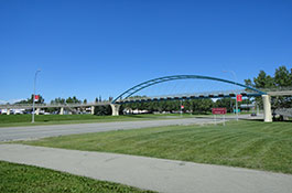 Shaganappi步道人行天桥